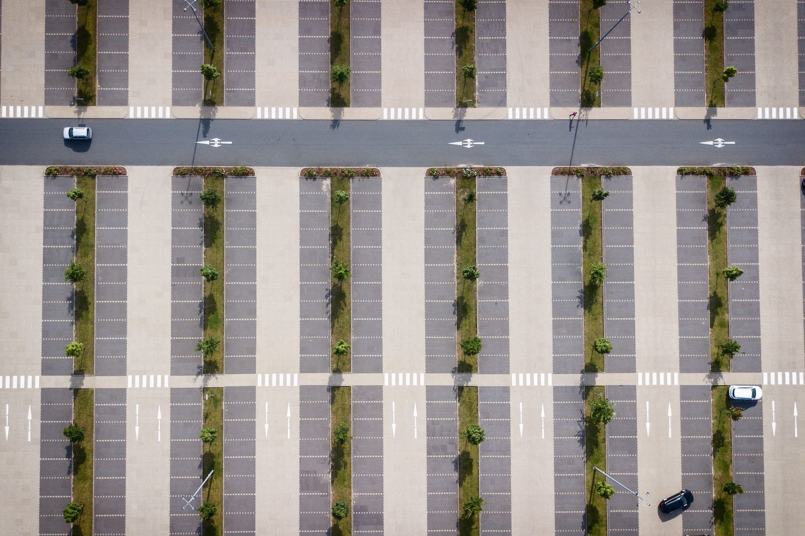Parkplatz in Soltau mit weißen Stellplatzmarkierungen und Bäumen